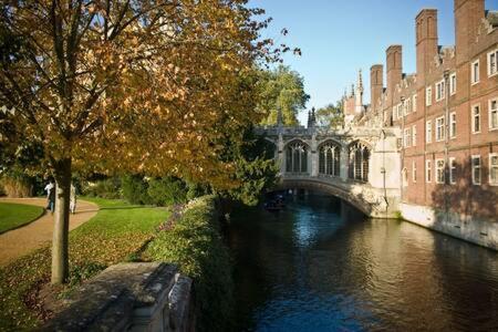 Central, Stunning 2 Bed Apartment With Parking! Cambridge  Esterno foto